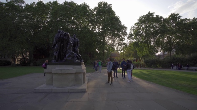 英国伦敦议会大厦及加来市民雕像，英国，欧洲视频素材