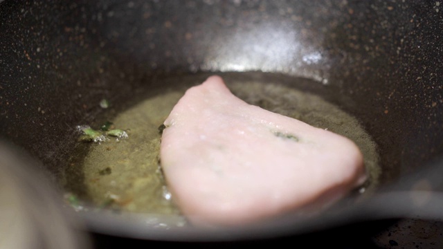 烹饪韭菜油炸的传统食物视频素材