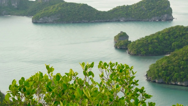 鸟瞰图鸟瞰图的海洋岛屿在昂通国家海洋公园附近的旅游天堂苏梅岛热带度假胜地。泰国湾的群岛。田园诗般的自然背景视频素材