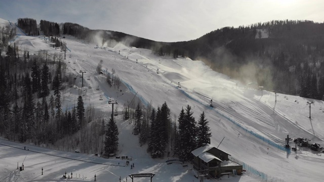 韦尔科罗拉多州滑雪区无人机剪辑在冬天视频素材