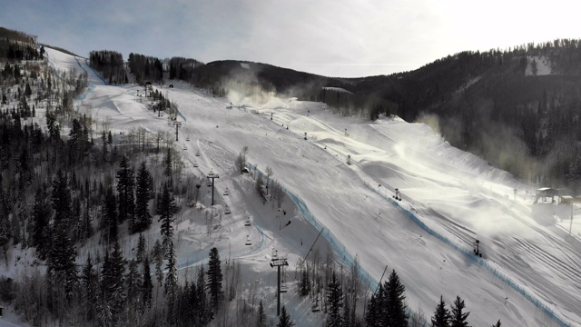 韦尔科罗拉多州滑雪区无人机剪辑在冬天视频素材