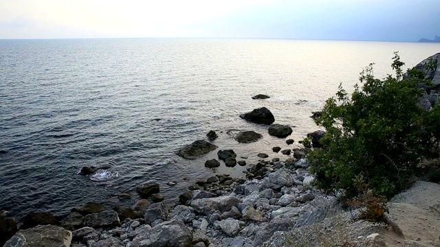 海浪拍打着多岩石的海岸。水淹没了岩石洼地。克里米亚视频素材