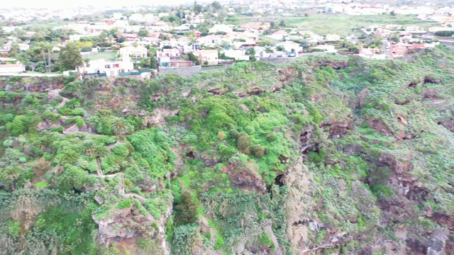 无人机在特内里费岛沿岸飞行，360度视角视频素材