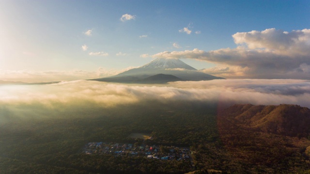 鸟瞰日出时分的富士山视频素材