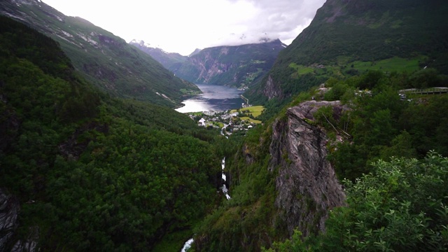 美丽的挪威的风景。盖兰格的绿色山脉和峡湾。在挪威的自然中冒险旅行。视频素材