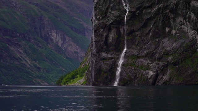 美丽的挪威风景。Geiranger的绿色山脉和峡湾，Geiranger峡湾。在挪威的大自然中探险旅行。视频素材