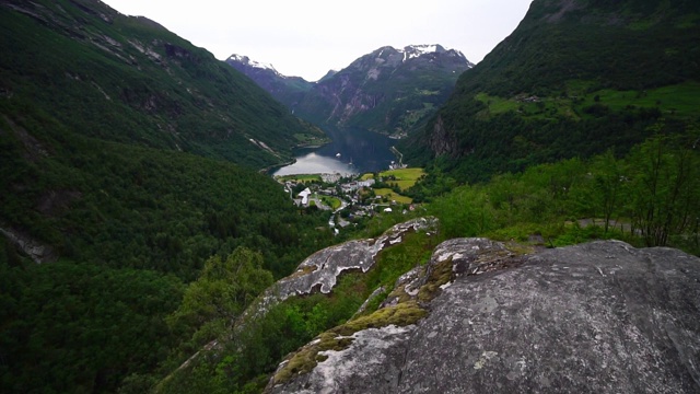 美丽的挪威的风景。盖兰格的绿色山脉和峡湾。在挪威的自然中冒险旅行。视频素材