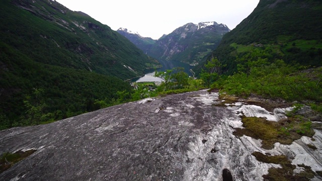 盖兰格的绿色山脉和峡湾。美丽的挪威的风景。在挪威的自然中冒险旅行。视频素材