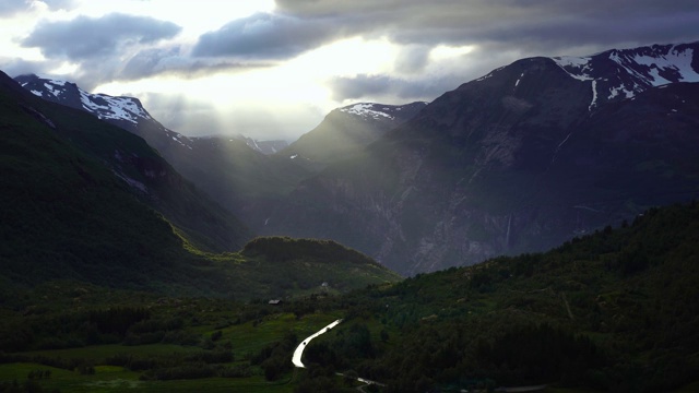 夕阳在盖兰格，山谷盖兰格峡湾。风景优美的挪威自然冒险之旅。视频素材