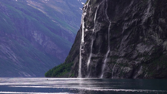 盖兰格的绿色山脉和峡湾。美丽的挪威的风景。在挪威的自然中冒险旅行。视频素材