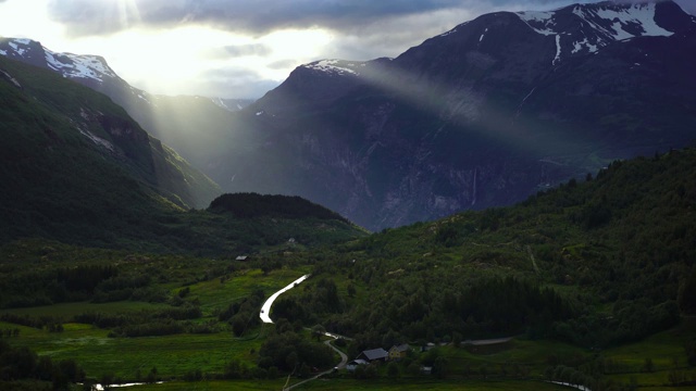 夕阳在盖兰格，山谷盖兰格峡湾。风景优美的挪威自然冒险之旅。视频素材