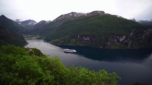 游船在盖兰格峡湾，美丽的峡湾。豪华游轮旅行，异国情调的冒险，挪威的浪漫之旅。视频素材