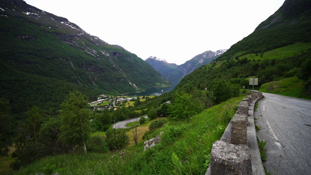 汽车在盖兰格蜿蜒的山路上行驶。著名的风景，挪威的地标和热门的旅游目的地视频素材