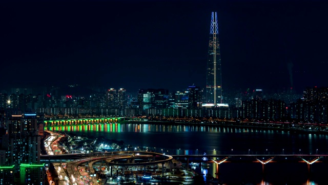 韩国首尔，乐天世界大厦的夜景和汉江周围的交通视频素材