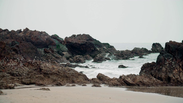 海浪撞击着岩石视频素材