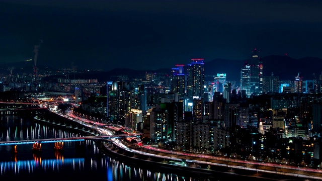 韩国首尔，江南区，奥林匹克高速公路/三成洞的交通夜景视频素材