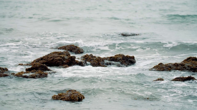 海浪拍打着石头视频素材