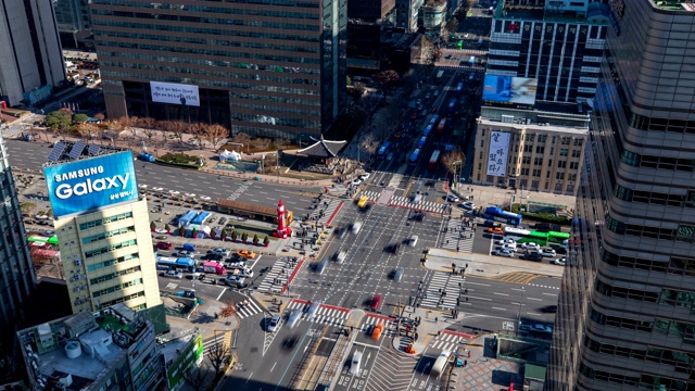 韩国首尔钟野区光华门广场世宗大罗路的交通状况视频素材