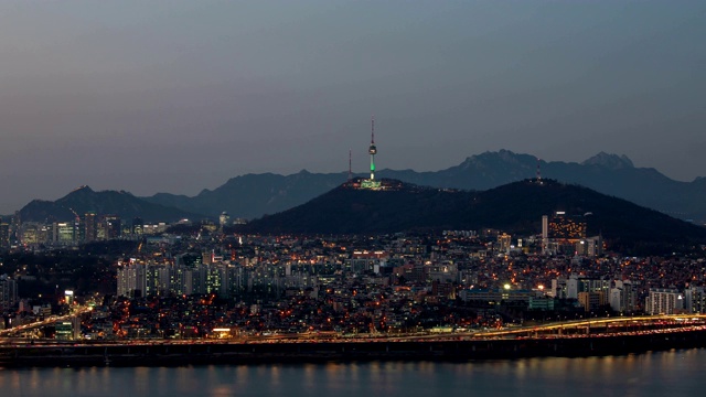 韩国首尔江滨本诺高速公路/龙山谷上的首尔塔夜景和交通视频素材