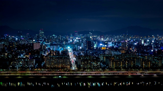 韩国首尔，江南区，奥林匹克高速公路/ Apgujeong-dong的交通夜景视频素材