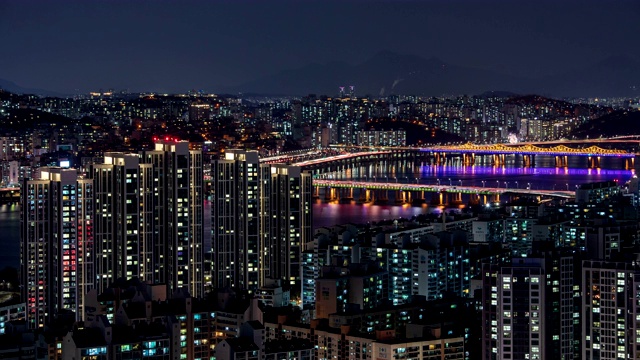 汉江交通夜景，拍摄于韩国首尔的板浦洞区视频素材