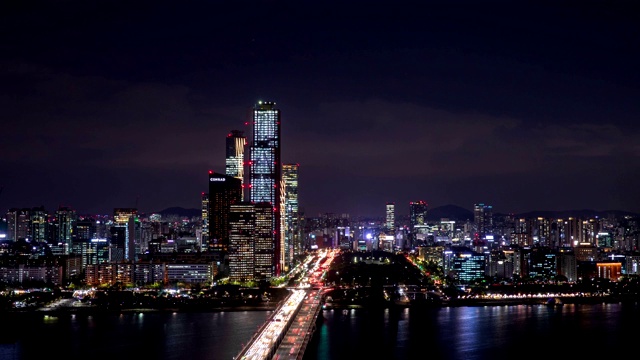 韩国首尔，汉江上的maapodaegyo桥夜景/ Yeouido视频素材