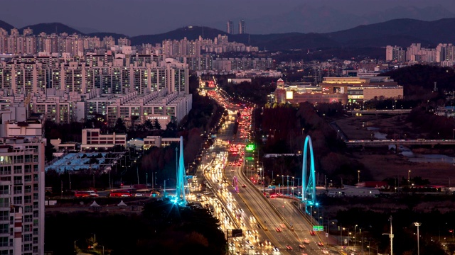 韩国仁川市延秀区松岛国jekyo桥夜景及公寓/松岛洞视频素材