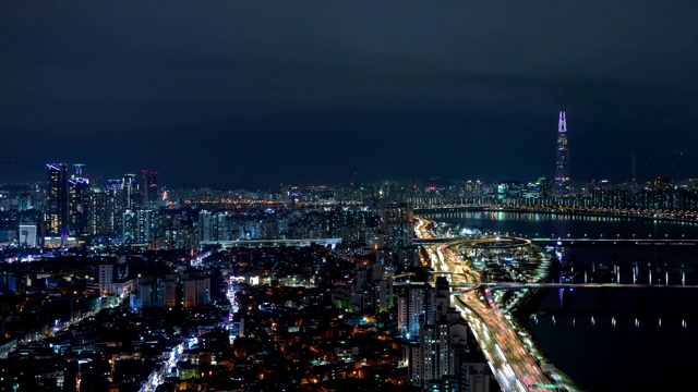 韩国首尔，汉江大桥上的夜景视频素材