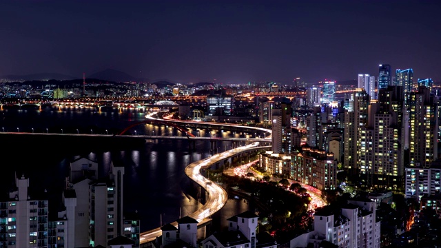 韩国首尔江边本诺高速公路和汉江/麻浦谷西江大学城大桥的夜景交通视频素材