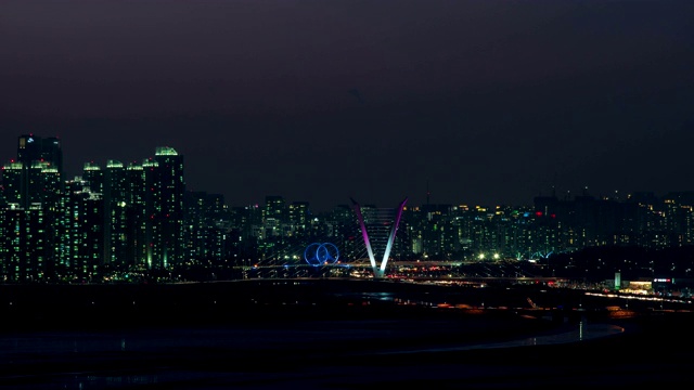 韩国仁川市延秀区松岛洞生物产业桥夜景视频素材