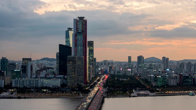 韩国首尔，汉江上的马波大学桥日落城市景观/ Yeouido视频素材