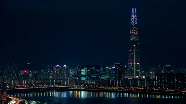 韩国首尔，乐天世界大厦的夜景和汉江周围的交通视频素材