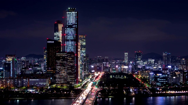 韩国首尔，汉江上的maapodaegyo桥夜景/ Yeouido视频素材