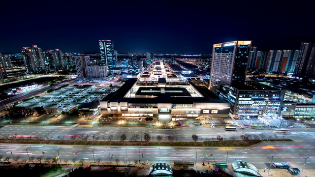 韩国仁川市延秀区松岛洞三街购物中心周边的夜景交通视频素材