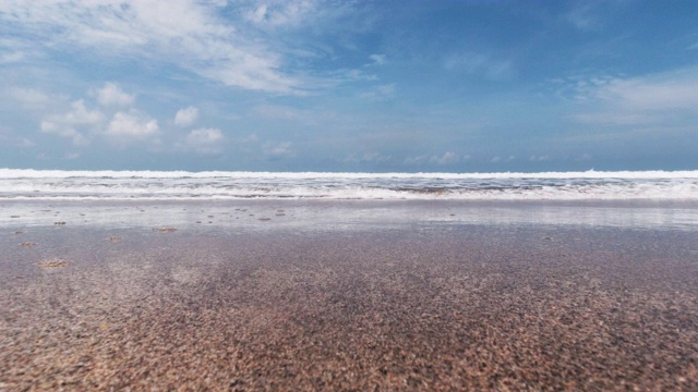 海浪淹没了海滩上的摄像机视频素材