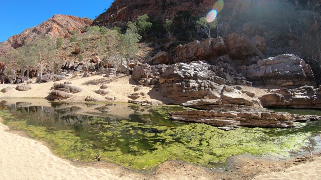 奥米斯顿峡谷崎岖的岩石峭壁视频素材