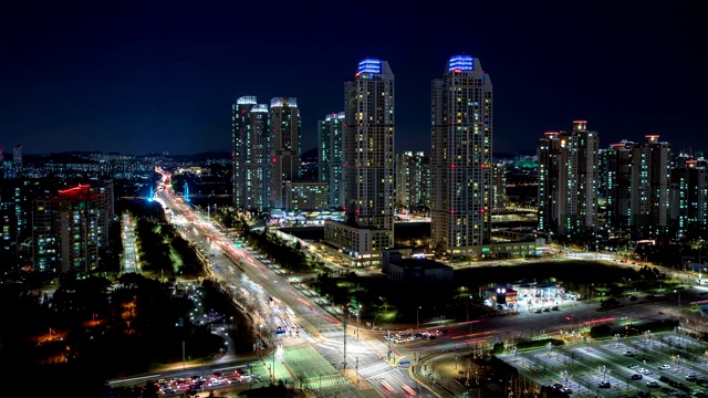 韩国仁川延秀谷新松岛市的交通和公寓楼夜景视频素材