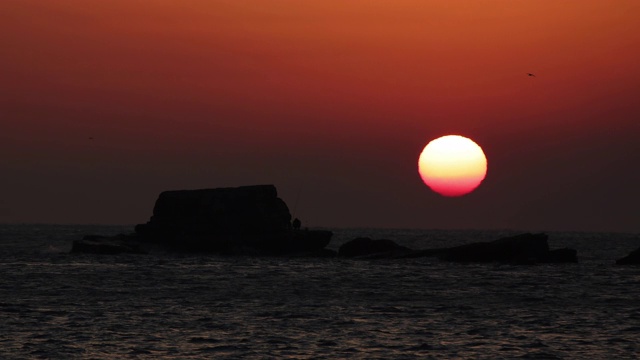 mojasom岛(帽岛)从Hwasondae岩在达大浦海滩/ Saha-gu，釜山，韩国视频素材