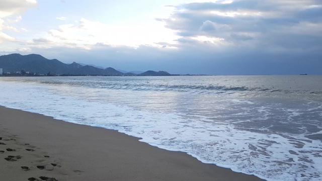 太阳在海上。海滩上神奇的蓝色日出视频素材