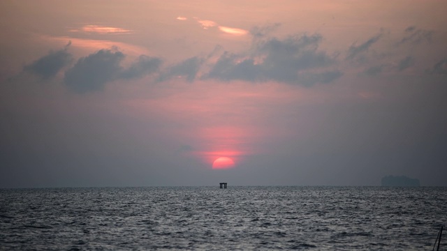 美丽的日出在海上，自然背景在早晨的阳光。视频下载