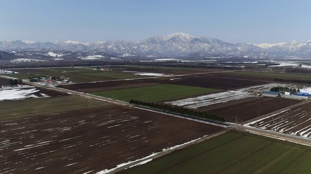 无人机飞行，日本北海道十胜平原视频素材