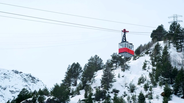 滑雪胜地的红色缆车舱。冬天的风景视频素材