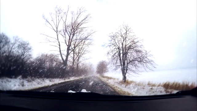 下雪的冬天马路上开车视频素材