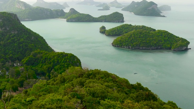 鸟瞰图鸟瞰图的海洋岛屿在昂通国家海洋公园附近的旅游天堂苏梅岛热带度假胜地。泰国湾的群岛。田园诗般的自然背景视频素材