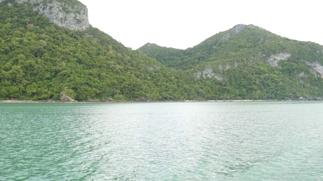 一组海岛在昂通国家海洋公园附近的苏梅岛天堂热带旅游胜地。泰国湾的群岛。田园诗般的绿松石海洋自然背景与复制空间视频素材