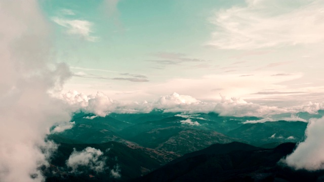 飞行在云中，上面是美丽的山景视频素材