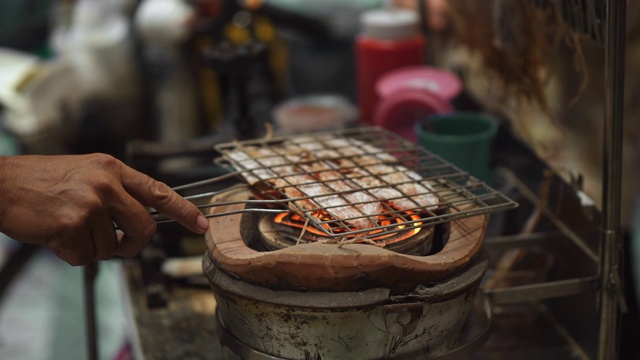 泰国菜:烤干鱿鱼视频素材