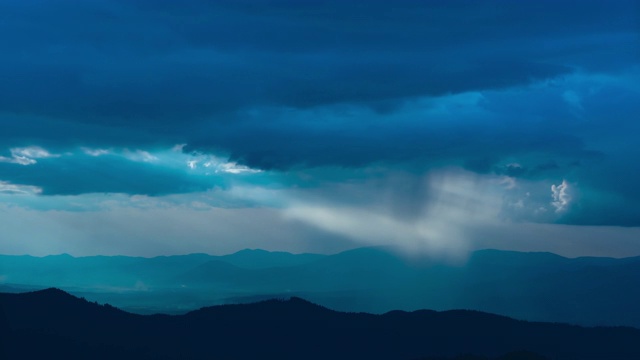 美丽的雨云在群山之上流淌。时间流逝视频素材