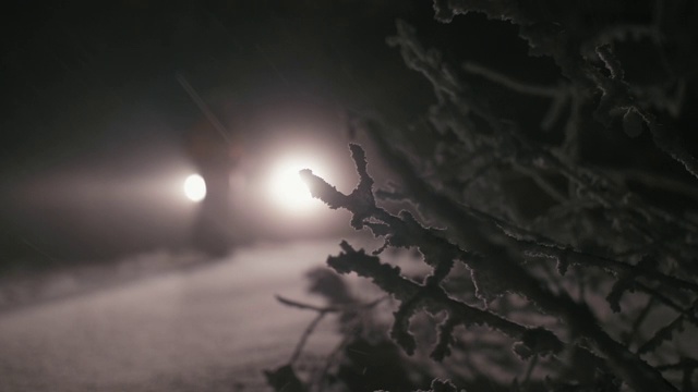 在雪地里开车。汽车在路上抛锚了。在恶劣的天气下，汽车会在偏僻的地方抛锚。汽车保险。一个女人在路上。视频素材