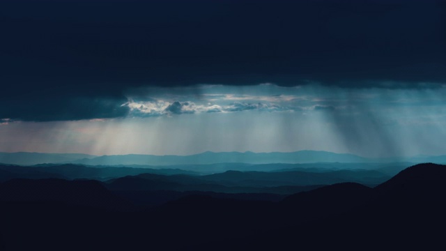 雨云在风景如画的群山之上流淌。时间流逝视频素材